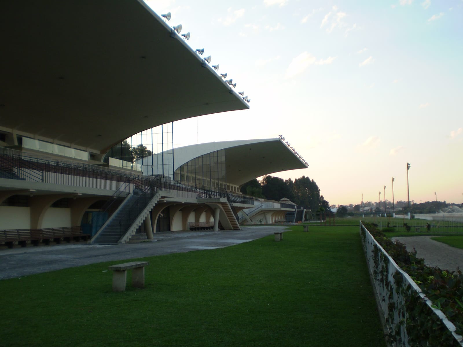 Arquibancadas modernistas do Hipódromo do Tarumã, com as marquises de concreto em balanço